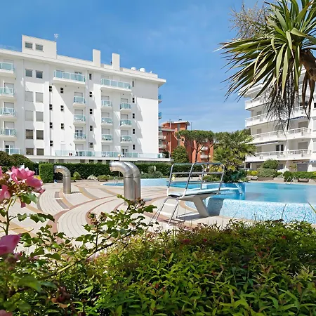 Oasis 38 Pool E Balcony I Immobilux